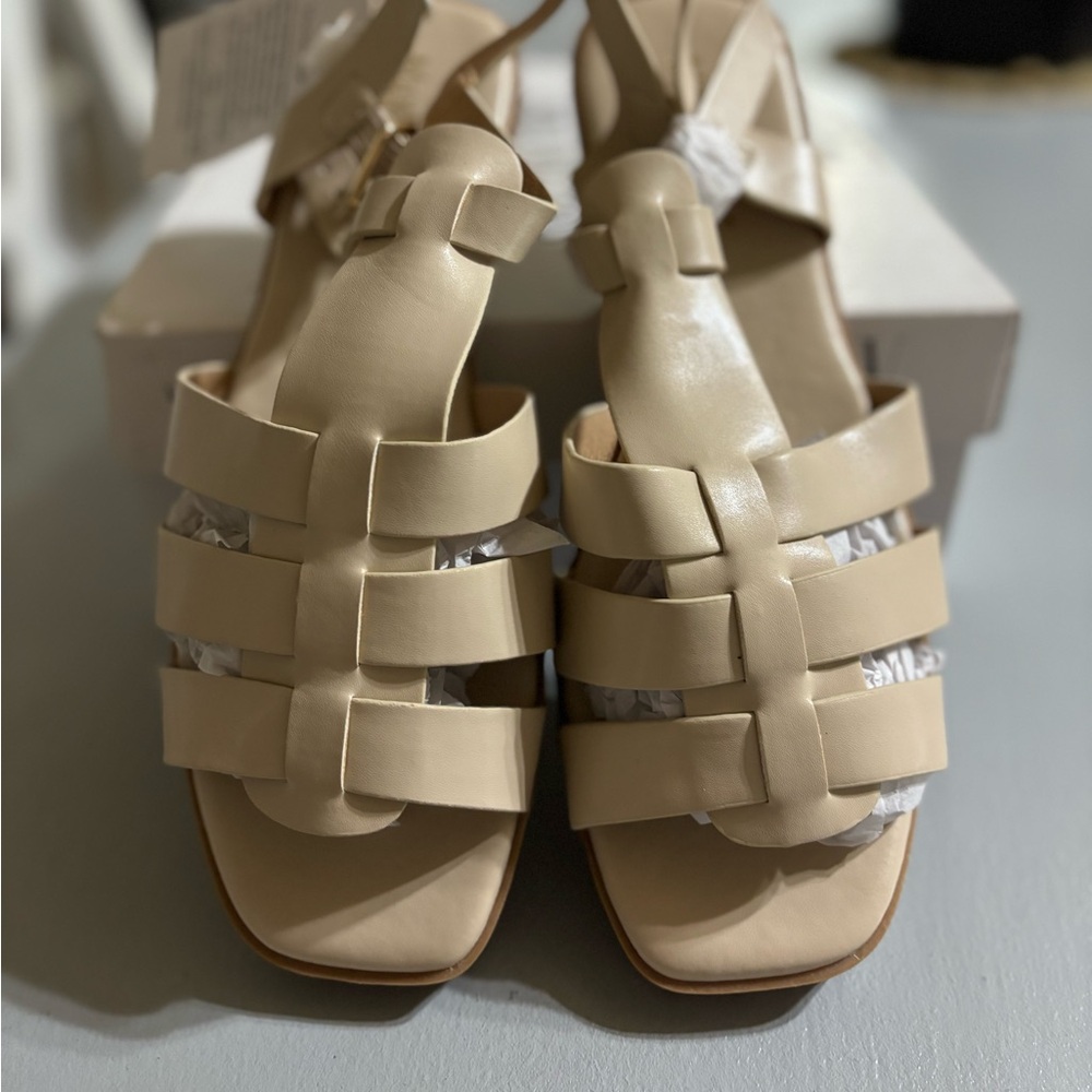 Women’s closed toe sandals